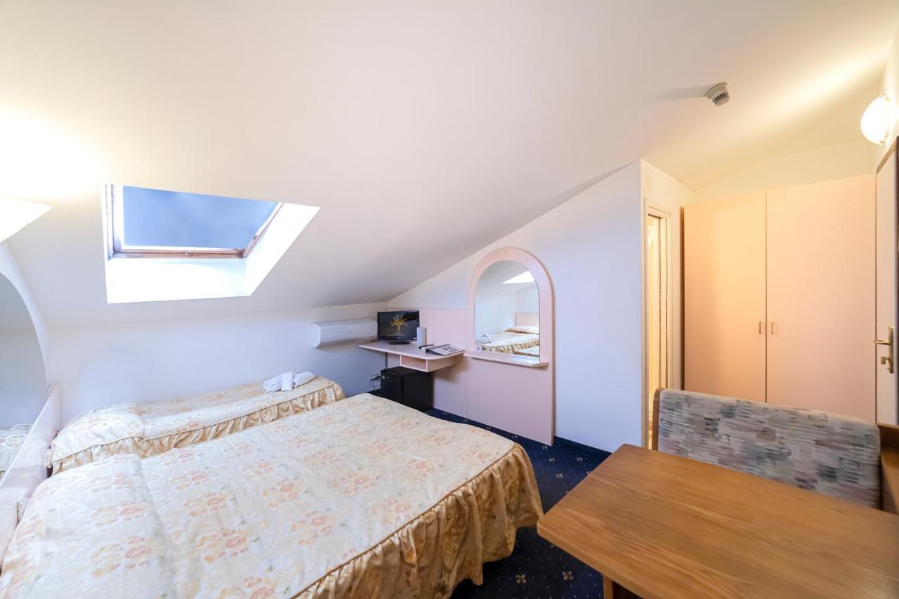Hotel Villa Luisa Lignano Sabbiadoro Buitenkant foto
