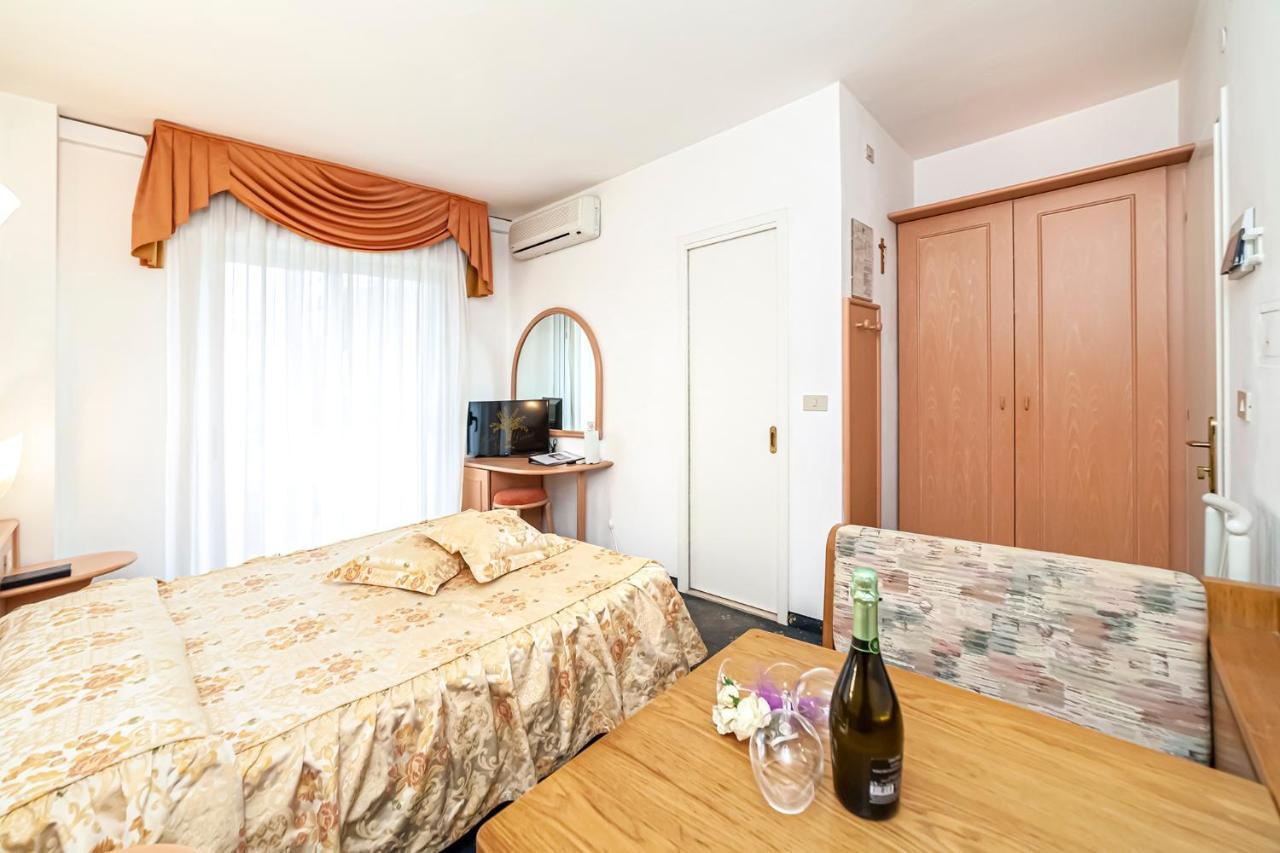 Hotel Villa Luisa Lignano Sabbiadoro Buitenkant foto