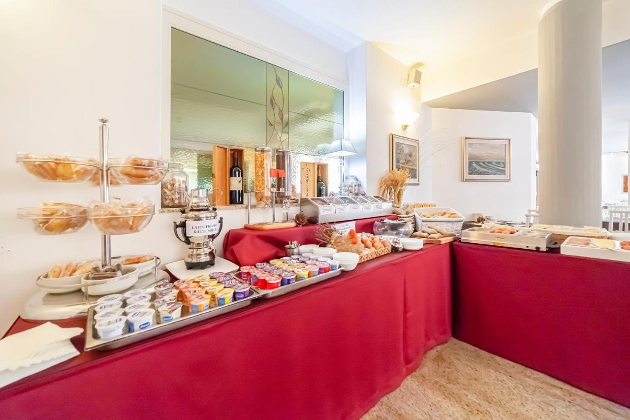 Hotel Villa Luisa Lignano Sabbiadoro Buitenkant foto