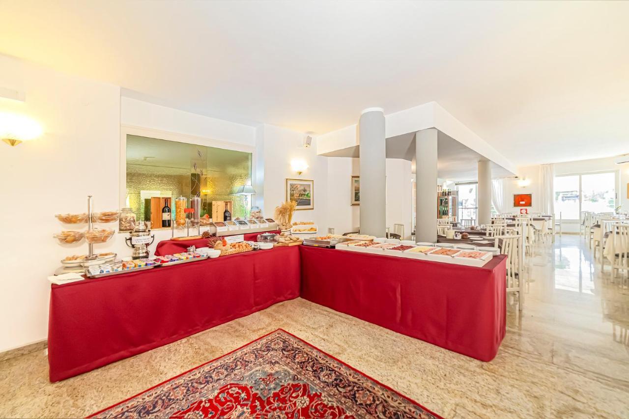 Hotel Villa Luisa Lignano Sabbiadoro Buitenkant foto