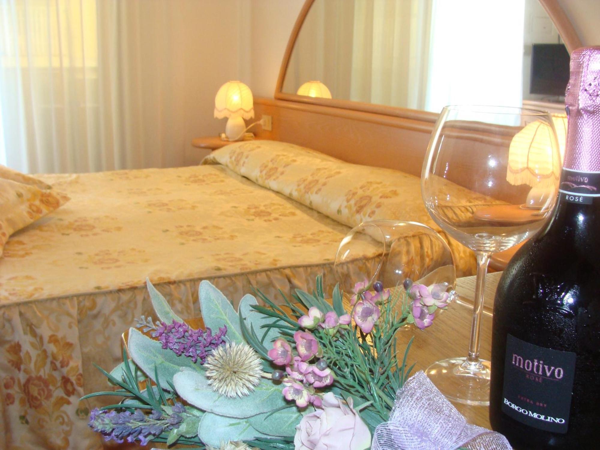 Hotel Villa Luisa Lignano Sabbiadoro Buitenkant foto