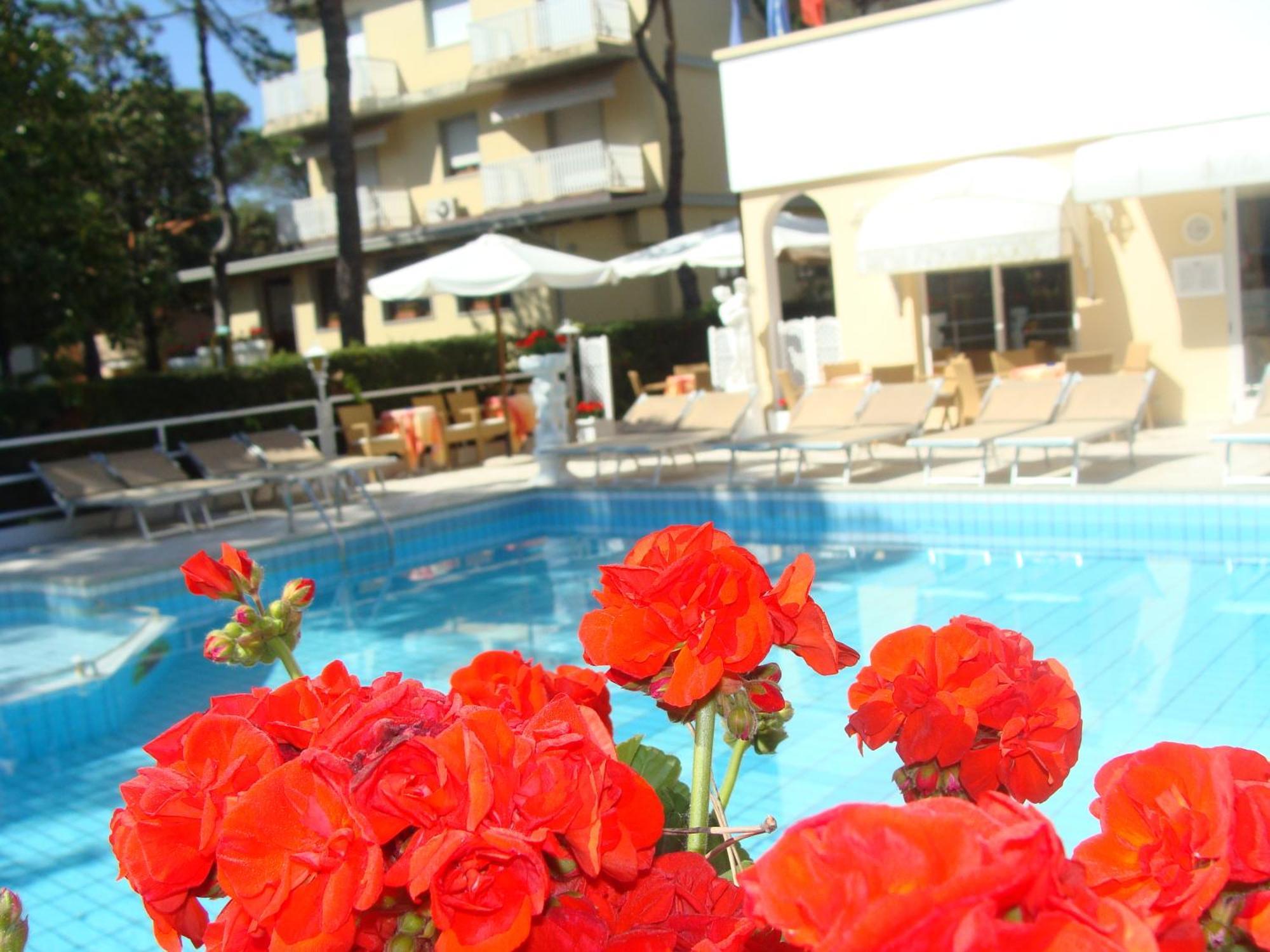 Hotel Villa Luisa Lignano Sabbiadoro Buitenkant foto