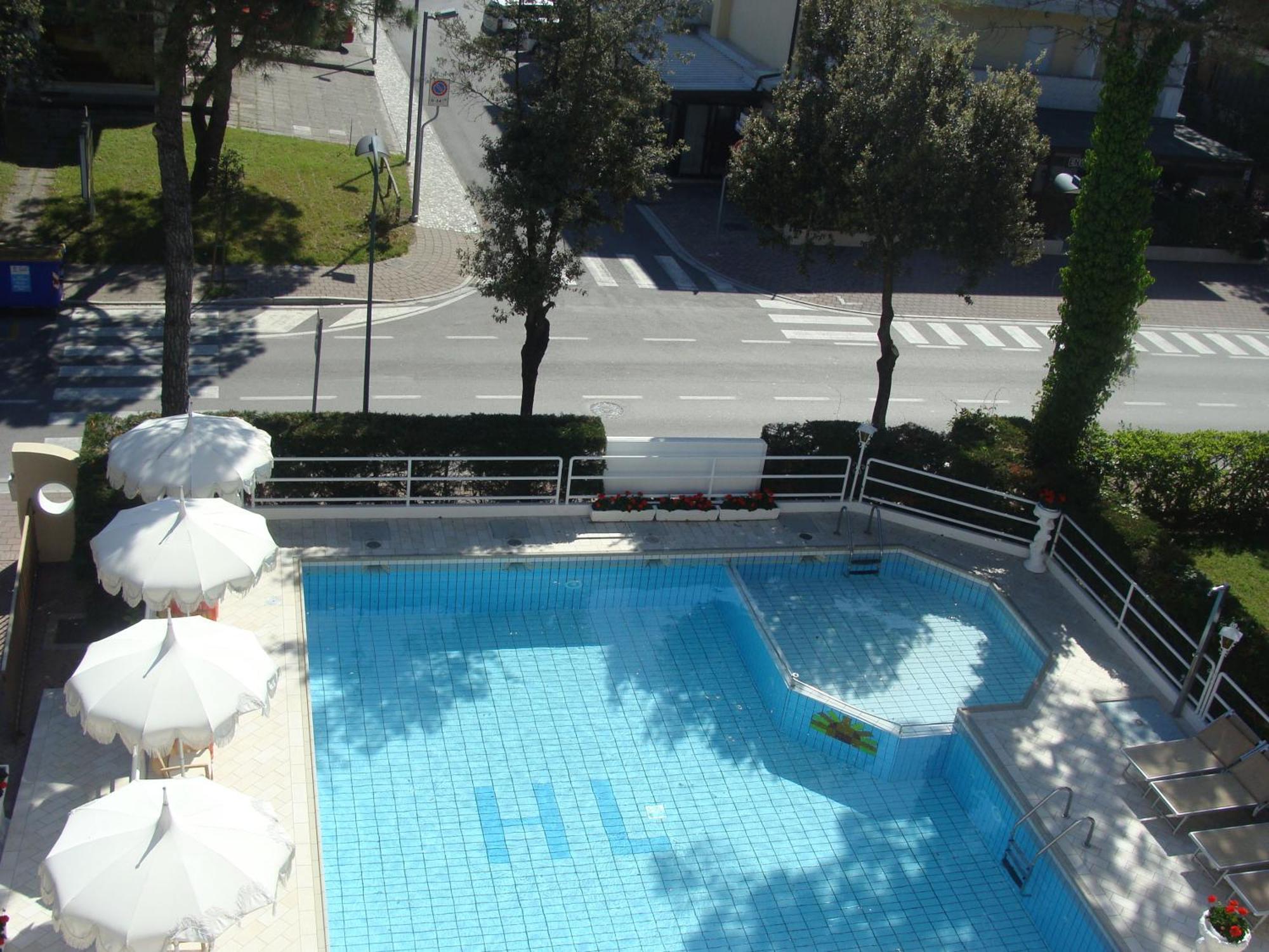 Hotel Villa Luisa Lignano Sabbiadoro Buitenkant foto