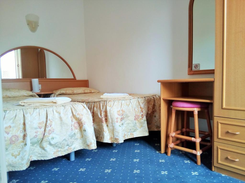 Hotel Villa Luisa Lignano Sabbiadoro Buitenkant foto