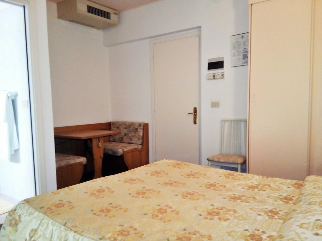 Hotel Villa Luisa Lignano Sabbiadoro Buitenkant foto