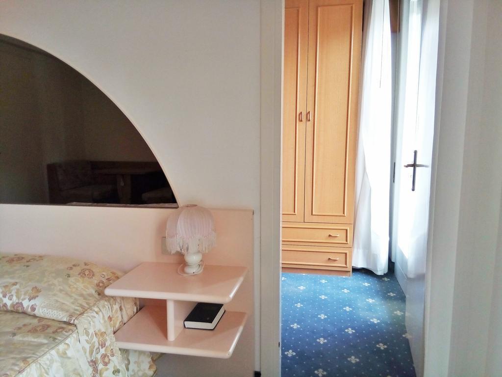 Hotel Villa Luisa Lignano Sabbiadoro Buitenkant foto