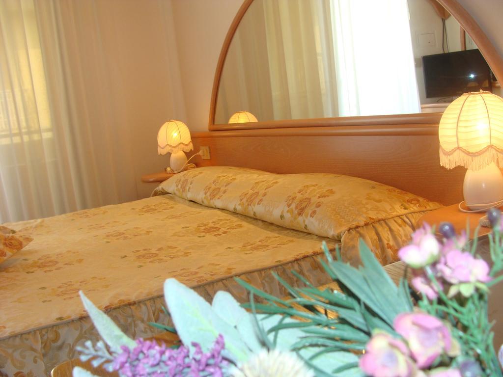 Hotel Villa Luisa Lignano Sabbiadoro Buitenkant foto