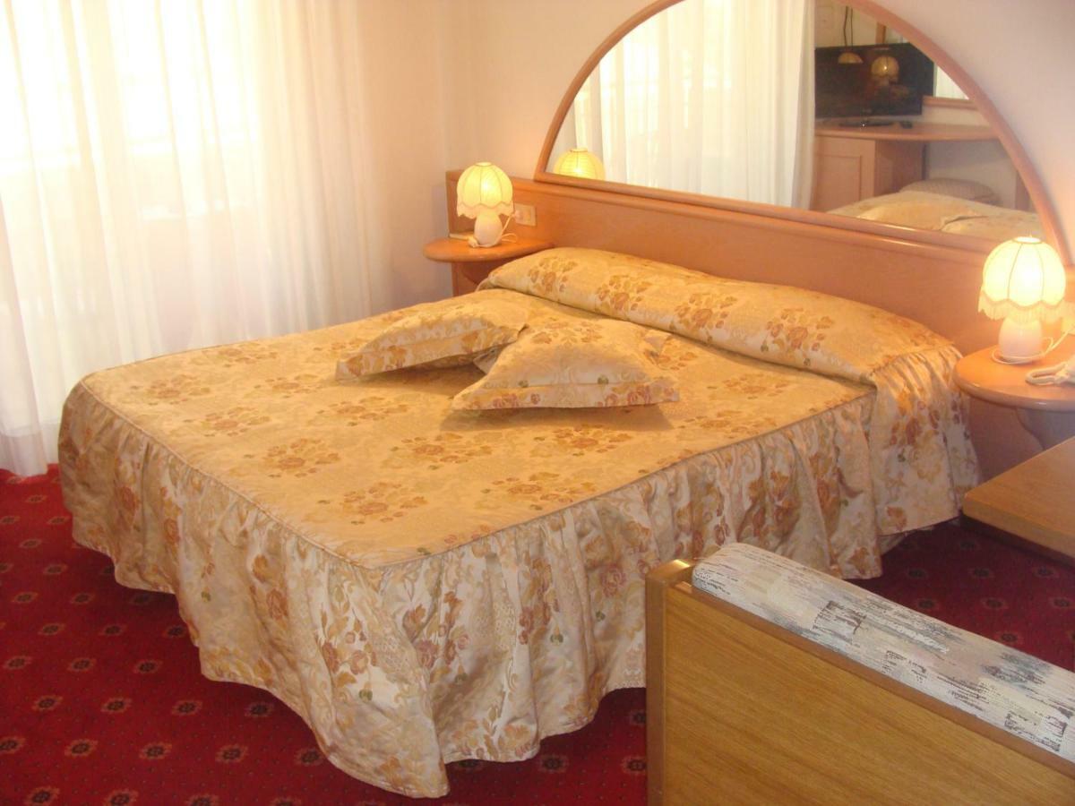 Hotel Villa Luisa Lignano Sabbiadoro Buitenkant foto